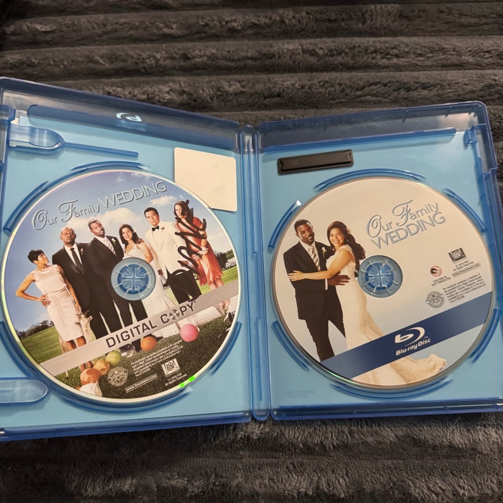 Our Family Wedding (Blu-ray Disc, 2010, 2-Disc Set) - Picture 3 of 3